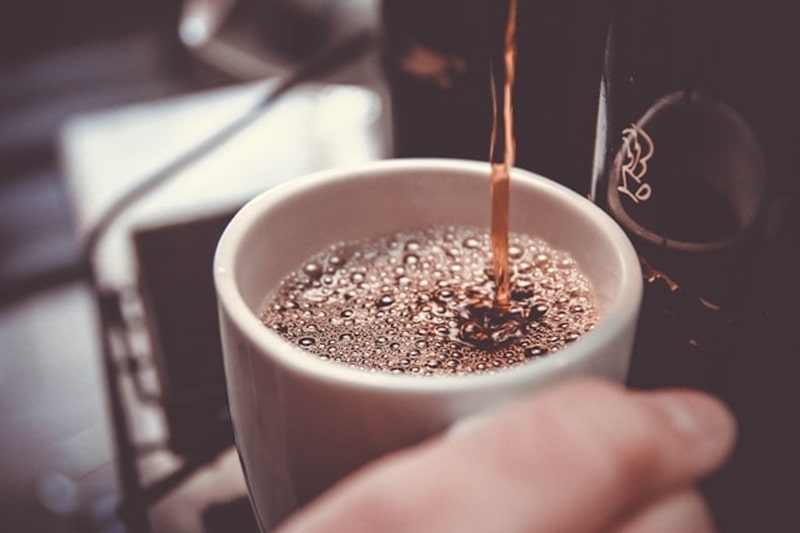 コーヒーを淹れる人