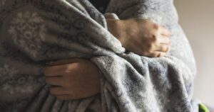 毛布を羽織る人