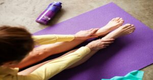 ストレッチをする女の人