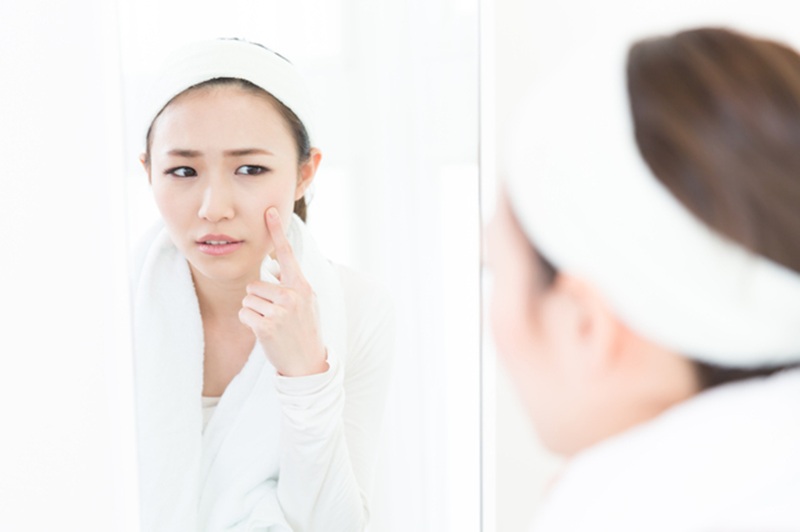 肌を気にする女性